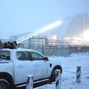 Ukrainska soldater vid kärnkraftverket i Tjornobyl.