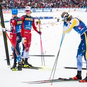 Edvin Anger som tittar på de norska VM-medaljörerna efter loppet.