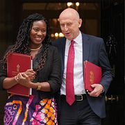 Energiminister Miatta Fahnbulleh och finansminister John Healey på tisdagen.