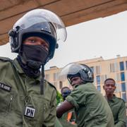 Nigeriska polismän sitter utanför ett kontor i huvudstaden Niamey i Niger. 