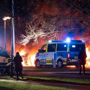 Bilar i brand på Von Rosens väg vid Rosengårdsskolan under påskupploppen 17 april 2022. 