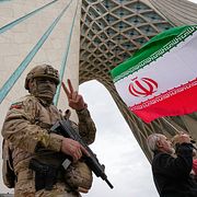 Arkivbild. En soldat ur det iranska revolutionsgardet under Azadi-monumentet under en demonstration till minne av den islamiska revolutionen i Teheran. 