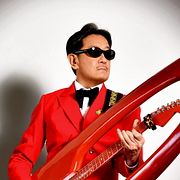 Masayoshi Takanaka med sin ikoniska gitarr – som han först gav bort och sen fick tillbaka inför nuvarande turné.