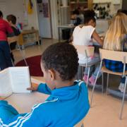 Elever i fjärde klass har tyst lässtund i bänkarna under en lektion i ämnet svenska.