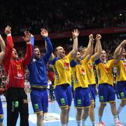 Svenska landslaget firar segern i tisdagens handbollsmatch i EM grupp A mellan Kroatien och Sverige i Spaladium Arena.