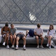 Ungdomar utanför Louvren i Paris.