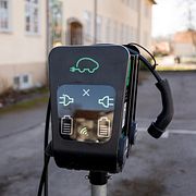 Laddstolpar utanför Vadstena kommunhus.