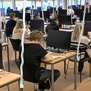 Illustrationsbild: Högskoleprovet. Debattörens forskning visar att friskolelever får högre gymnasiebetyg men klarar sig sämre på högskolan.