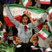 Arkivbild från ett undantagstillfälle då kvinnor tilläts se en fotbollsmatch i Iran. 
