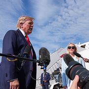 Reportrar intervjuar USA:s president Donald Trump. Arkivbild.