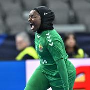 Senegals Doungou Camara jublar efter ett mål under fredagens match i premiäromgången i handbolls-VM, grupp A, mellan Kroatien och Senegal i Scandinavium. 