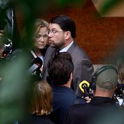 SD:s partiledare Jimmie Åkesson med journalister på partiets valkickoff i Upplands Väsby den 13 juni 2026.