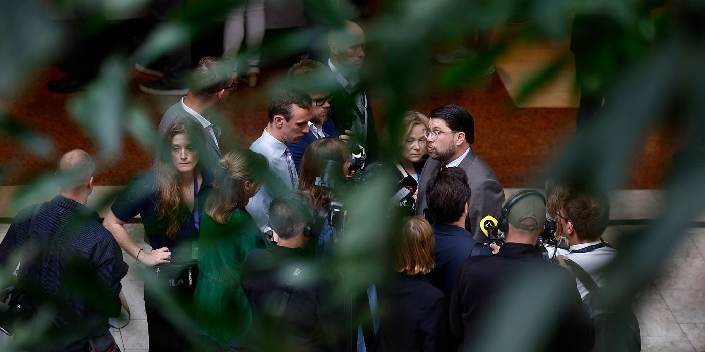 SD:s partiledare Jimmie Åkesson med journalister på partiets valkickoff i Upplands Väsby den 13 juni 2026.
