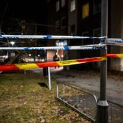 Polis på plats där två personer på torsdagskvällen hittades avlidna efter en brand i en lägenhet i Nässjö.