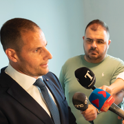 Brand ombord på Conscience efter en drönarattack. Maltas premiärminister Robert Abela med journalister i Birkirkara, Malta, den 4 maj 2025. 