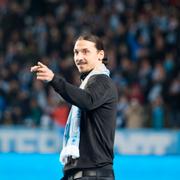 Zlatan Ibrahimovic delade ut Lennart Johanssons pokal till Malmö FF efter säsongens sista fotbollsmatch i allsvenskan, 2017.
