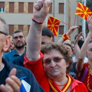 Protester utanför parlamentet i Skopje den 2 maj. 