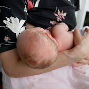 
En nyfödd bebis ammas.
