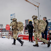 Danska soldater går iland på Grönland.