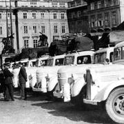 Röda korsets Vita bussar på ett torg i en stad i Tjeckoslovakien 1945.