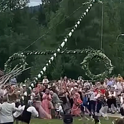Eva-Lill Åkerlind var på plats vid midsommarfirandet, då resningen av midsommarstången gick snett.