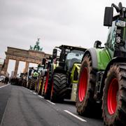 Traktorprotest vid Brandenburger Tor den 18 december 2023. 