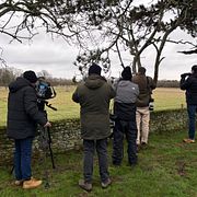 Journalister utanför den kungliga bostaden vid Sandringham, där Andrew greps tidigare i dag.
