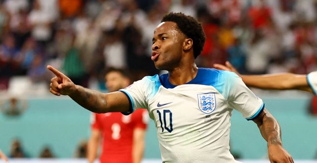 Sterling firar Englands tredje mål mot Iran. HANNAH MCKAY / REUTERS