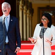USA:s energiminister Chris Wright och Venezuelas interrimspresident Delcy Rodríguez i Caracas den 2 september. Innan tillfångatagandet av Nicolás Maduro kallade USA hans regering för en korrupt drogkartell. Hans tidigare vicepresidents förvandling från paria till nära samarbetspartner och marionett har skett inför öppen ridå, medan landets opposition har fått se på.