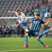 Nyman och Djurgårdens Jacob Une Larsson under matchen