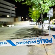 Polis och avspärrningar efter att en man i 50-årsåldern har skjutits i benet av polis vid polishuset i Helsingborg.