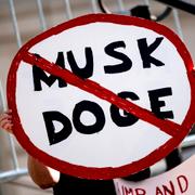 Demonstration mot Trump och Musk i Los Angeles 17 februari.