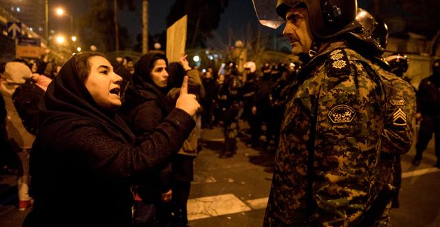 Demonstranter i Iran. Mona Hoobehfekr / TT NYHETSBYRÅN