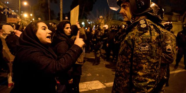 Demonstranter i Iran. Mona Hoobehfekr / TT NYHETSBYRÅN