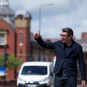 Andy Burnham gör tummen upp i samhället Ashton-in-Makerfield i Manchester tidigare i år.