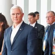 USA:s vicepresident Mike Pence passerar Kinas president Xi Jinping (ej i bild) på Apec-mötet.