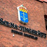 Solna tingsrätt med skylt på röd tegelfasad.
