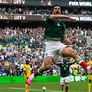 Raúl Jiménez jublar efter sitt 2–0-mål.