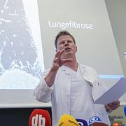 Are Holm under presskonferensen.