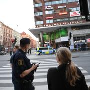 Polis på plats efter larmet om knivskärning vid Västermalmsgallerian i Stockholm på fredagen. 