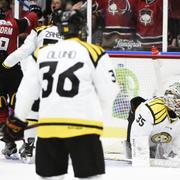 Malmös Fredrik Storm (V) gör 4-1 bakom Oscar Alsenfelt under lördagens ishockeymatch i SHL mellan Malmö Redhawks och Brynäs IF på Malmö Arena.