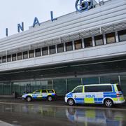  Två polisbilar vid Arlanda flygplats i Stockholm. 