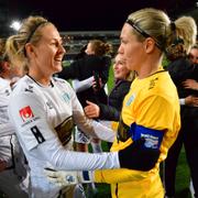 Göteborgs Emma Kullberg och Jennifer Falk firar att de är svenska mästare efter segern med 7-0 i lördagens fotbollsmatch i damallsvenskan mellan Linköpings FC och Kopparbergs/Göteborg FC 