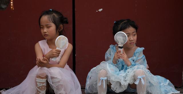 Barn svalkar sig i Förbjudna staden. Andy Wong / AP