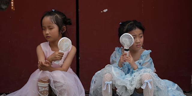 Barn svalkar sig i Förbjudna staden. Andy Wong / AP