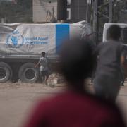 Palestinier i Gaza rusar mot en lastbil med nödhjälp från WFP. 15 oktober 2025.