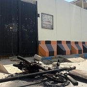 Demonstranter har satt eld på en motorcykel utanför konsulatet i Karachi.