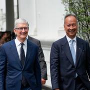 Apples Tim Cook på charmturné i Indonesien i april i år. Till höger industriminister Agus Gumiwang Kartasasmita.