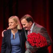 Efter sitt tal fick Löfven en bukett med röda rosor av Magdalena Andersson. 