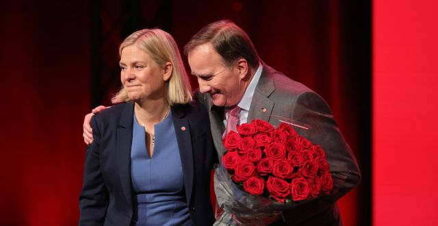 Efter sitt tal fick Löfven en bukett med röda rosor av Magdalena Andersson.  Adam Ihse/TT / TT NYHETSBYRÅN